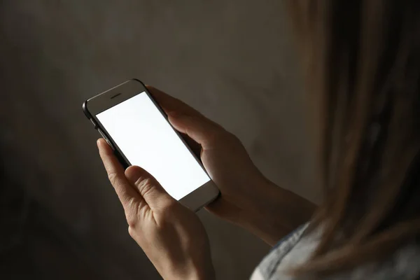 Donna che utilizza smartphone in camera oscura, primo piano con spazio per il testo. Il concetto di solitudine — Foto Stock