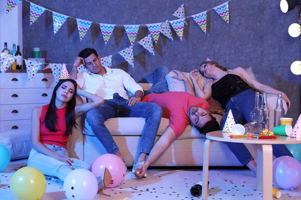 Grupa przyjaciół spanie w brudny pokój po imprezie w nocy — Zdjęcie stockowe