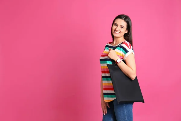 Όμορφη νεαρή γυναίκα με κομψό κενό Eco τσάντα με φόντο χρώμα, Χώρος για το κείμενο — Φωτογραφία Αρχείου