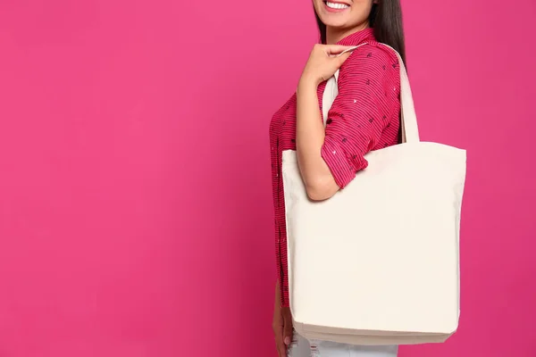 Nő stílusos üres öko táska ellen színes háttér, closeup. Szóköz a szöveghez — Stock Fotó
