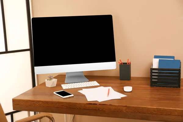 Local de trabalho confortável com computador moderno na mesa. Espaço para design — Fotografia de Stock