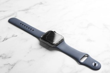 Mermer arka planda kırık akıllı saat. Onarım hizmeti