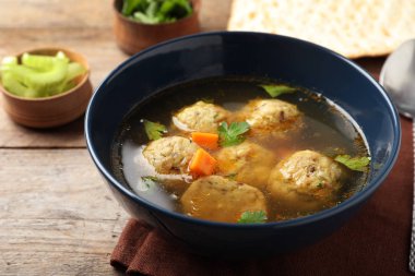 Ahşap masa üzerinde Yahudi matzoh topları çorba Kase