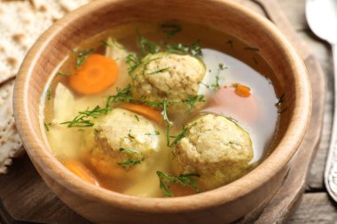 Ahşap masa, closeup yahudi matzoh topları çorba Kase