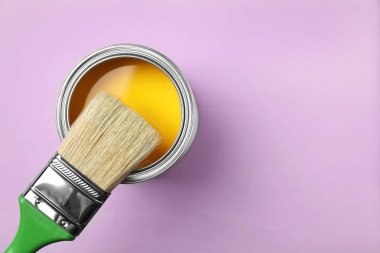 Açık renk arka plan, üst görünüm üzerinde boya ve fırça ile olabilir. Metin için alan