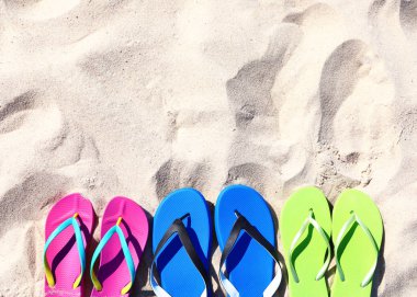 Yaz aylarında kum üzerinde flip flop ile Düz yatıyordu kompozisyon, metin için alan. Plaj aksesuarları