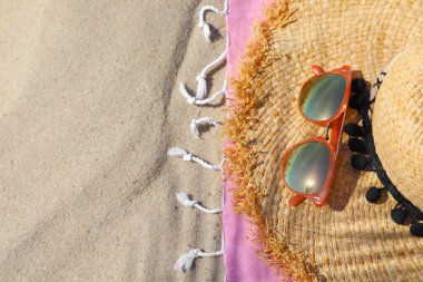 Kum üzerinde plaj aksesuarları ile düz yatıyordu kompozisyon. Metin alanı