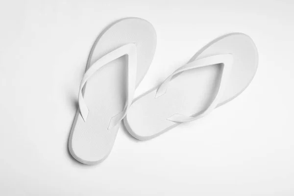 Paar Flip-Flops auf weißem Hintergrund, Draufsicht. Strandzubehör — Stockfoto