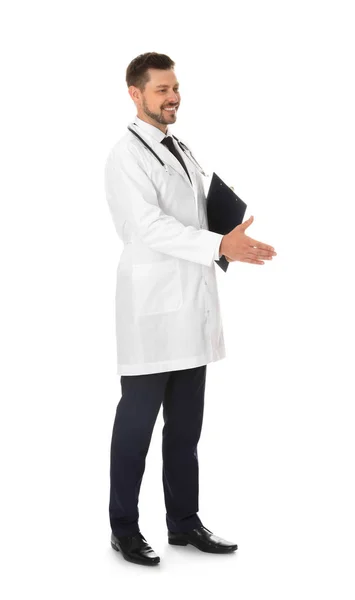 Pełna długość Portret męskiego lekarza ze schowkiem na białym tle. Personel medyczny — Zdjęcie stockowe