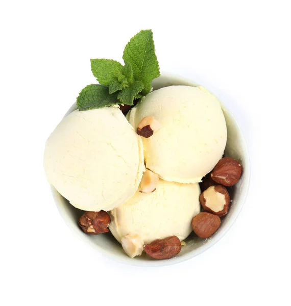 Вкусное ванильное мороженое с фундуком и мятой в миске для десерта на белом фоне, вид сверху — стоковое фото