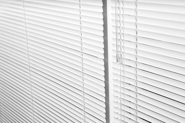 Παράθυρο με κλειστές λευκές οριζόντιες περσίδες ως φόντο — Φωτογραφία Αρχείου