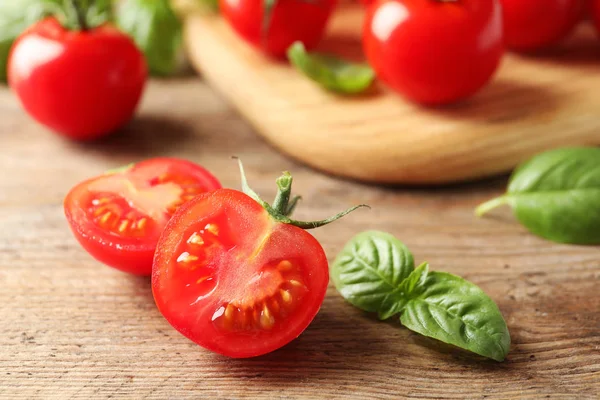 Tomates cherry orgánicos frescos sobre fondo de madera —  Fotos de Stock