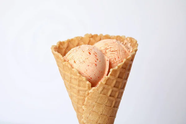 Delicioso sorvete em cone de waffle no fundo branco — Fotografia de Stock