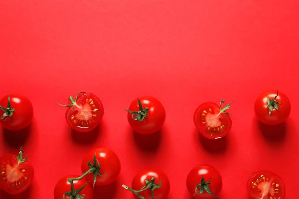 Composição de colocação plana com tomates cereja maduros em fundo de cor. Espaço para texto — Fotografia de Stock