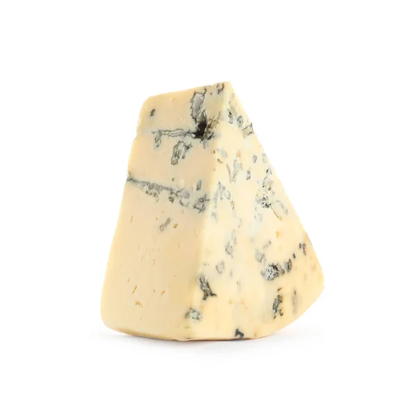 Kus lahodného modrého sýra na bílém pozadí — Stock fotografie