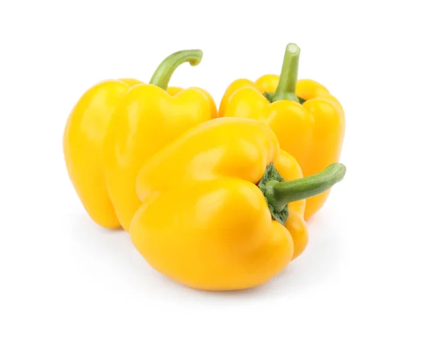 Peperoni gialli maturi isolati su bianco — Foto Stock