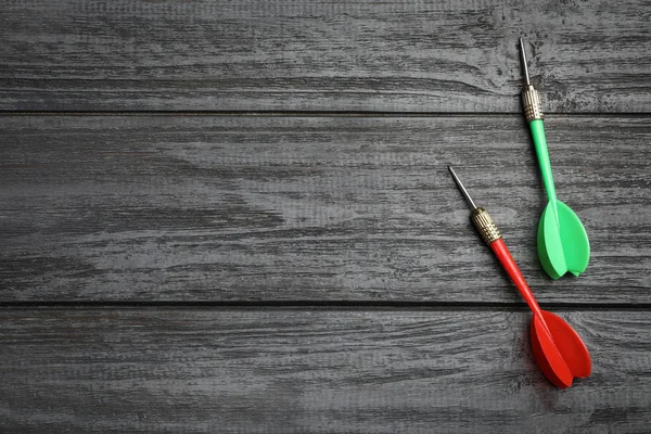 Flechas de dardo sobre fondo de madera, planas. Espacio para texto — Foto de Stock