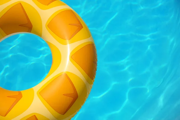 Яскраве надувне кільце, що плаває в басейні в сонячний день. Простір для тексту — стокове фото