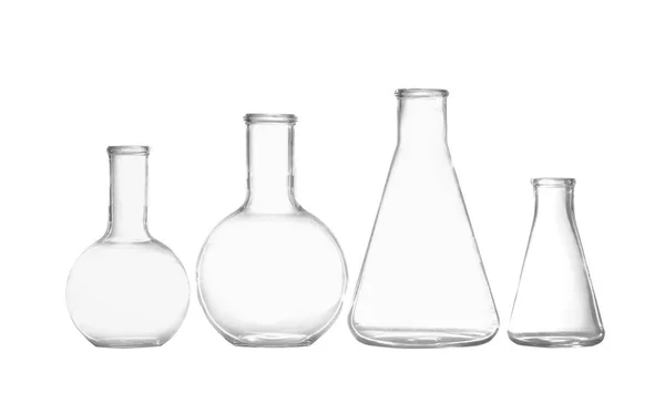 Grupp av tomma kemi glas som isolerats på vitt — Stockfoto