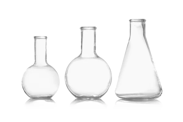 在白色上分离的空化学玻璃器皿组 — 图库照片