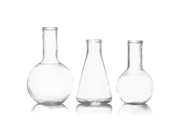 Grupp av tomma kemi glas som isolerats på vitt — Stockfoto