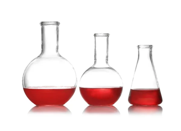 Beyaz izole sıvı örnekleri ile kimya cam grubu — Stok fotoğraf