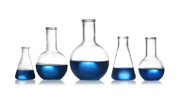 Grupo de produtos químicos de vidro com amostras líquidas isoladas em branco — Fotografia de Stock