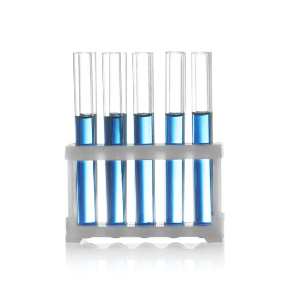 Tubos de ensaio com amostras líquidas em rack sobre fundo branco. Produtos de vidro de química — Fotografia de Stock