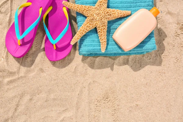 Platte lay compositie met strand accessoires op zand. Ruimte voor tekst — Stockfoto