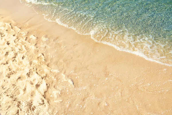 Piaszczysta plaża w pobliżu morza w słoneczny dzień — Zdjęcie stockowe