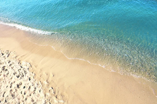 Αμμώδης παραλία κοντά στη θάλασσα την ηλιόλουστη μέρα — Φωτογραφία Αρχείου