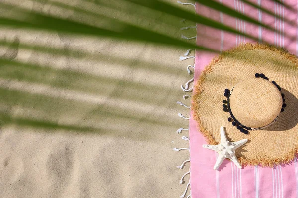 Composición plana con accesorios de playa sobre arena. Espacio para texto — Foto de Stock