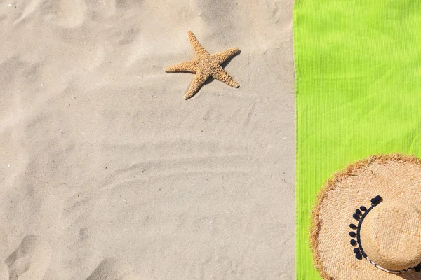 모래에 해변 액세서리와 평면 평신도 구성. 텍스트를 위한 공간 — 스톡 사진