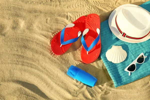 Composición plana con elegantes accesorios de playa sobre arena. Espacio para texto — Foto de Stock