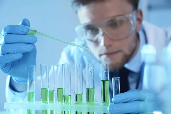 Homme scientifique travaillant avec un échantillon dans un laboratoire de chimie — Photo