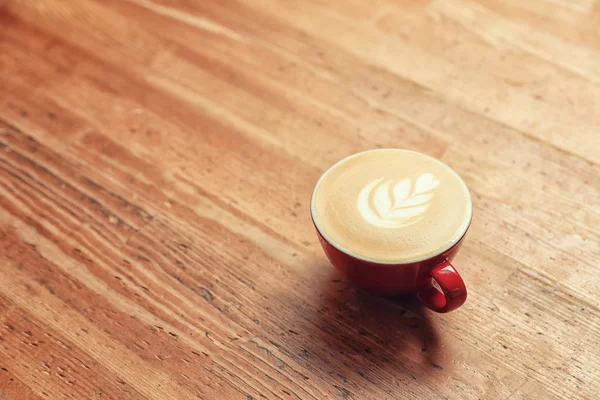 Una taza de café fresco en una mesa de madera. Espacio para texto — Foto de Stock