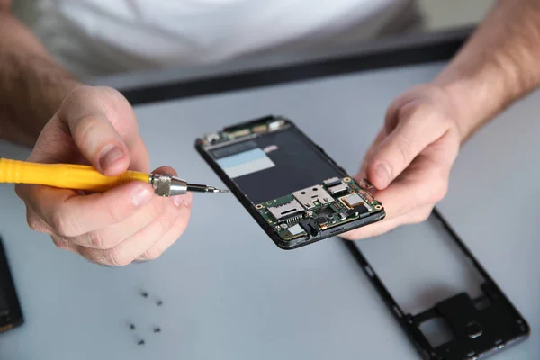 Técnico de reparación de teléfono móvil en la mesa, primer plano —  Fotos de Stock