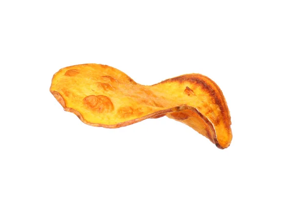 Smakelijke zoete aardappel chip geïsoleerd op wit — Stockfoto