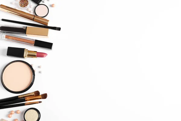 Olika lyxiga makeup produkter på vit bakgrund, ovanifrån — Stockfoto