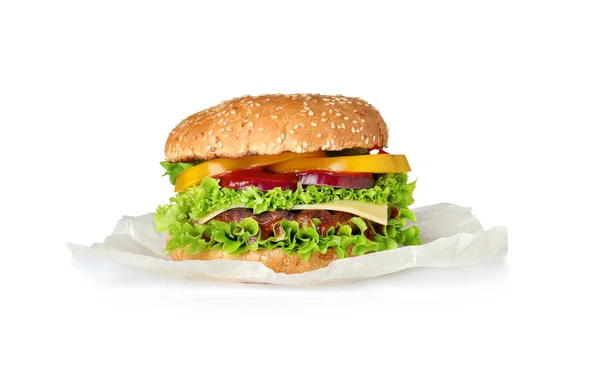 Perkament met smakelijke verse Hamburger geïsoleerd op wit — Stockfoto