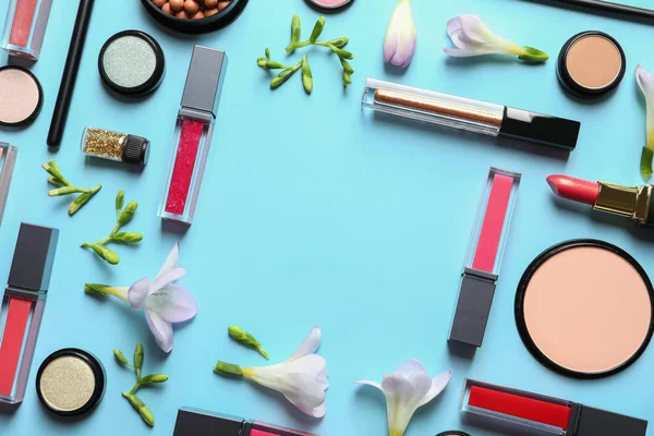 Olika Makeup produkter och blommor på färg bakgrund, platt låg med plats för text — Stockfoto