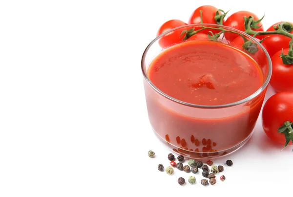 Sos, domates ve biber cam beyaz izole — Stok fotoğraf