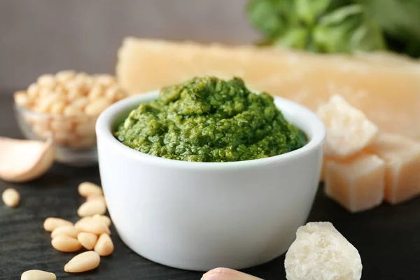 Mangkuk saus pesto dan bahan di atas meja — Stok Foto