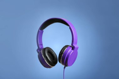 Renkli arka planda pedleri olan şık kulaklıklar