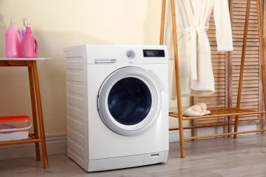Modern çamaşır makinesi ile çamaşır odası iç