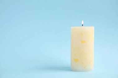 Renk arka planda Alight Wax mum. Metin alanı