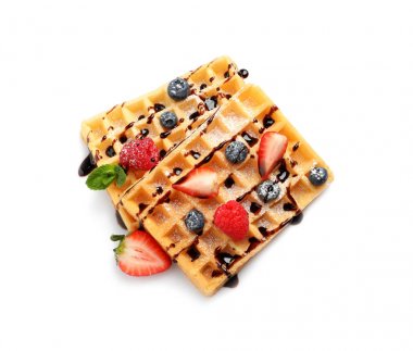 Beyaz arka planda çilek ve çikolata şurubu ile Yummy waffle, üst görünüm