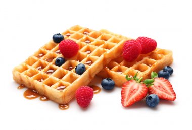Beyaz arka planda çilek ve karamel şurubu ile Yummy waffle