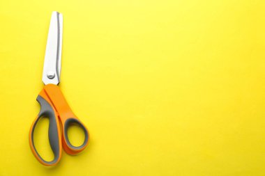 Renkli arka planda bir çift keskin makas, üst görüş. Metin için boşluk