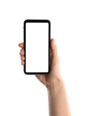 Beyaz arka planda boş ekranı olan akıllı telefonu tutan kadın, yakın plan. Metin için boşluk